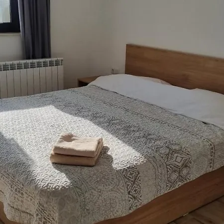 Lazur Flora Burgas Апартамент *